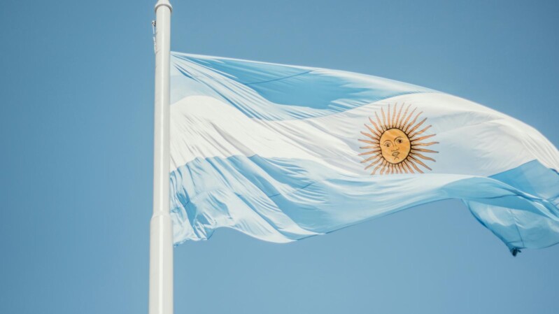 Argentinien: Geschäftsbanken bieten Kryptowährungen ab 2026 an Titelbild