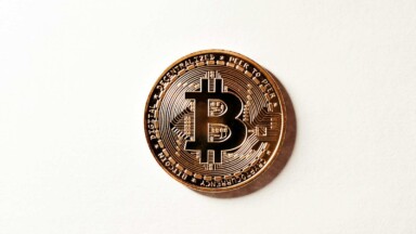 bitcoin münze auf weißem grund