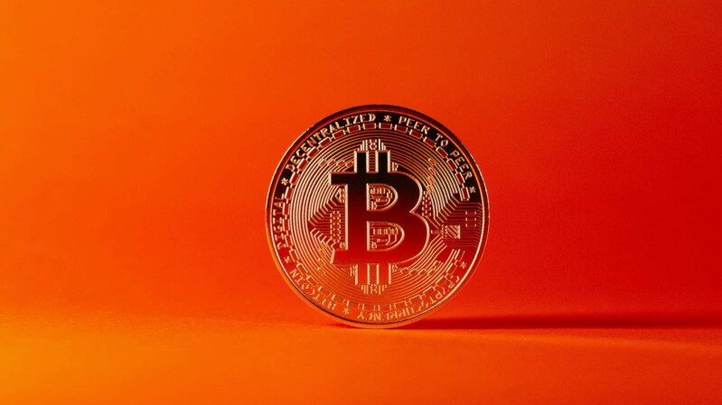bitcoin münze roter hintergrund