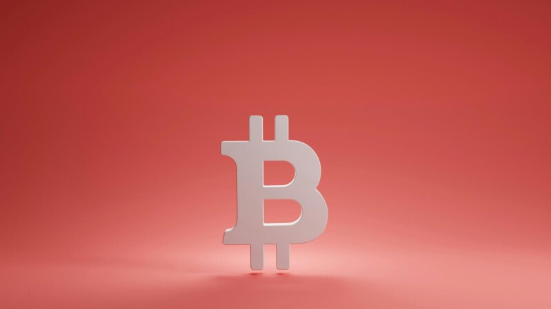 bitcoin symbol vor rotem hintergrund