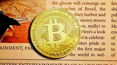 bitcoin münze auf zeitung