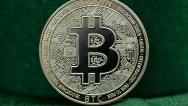 bitcoin münze grüner hintergrund