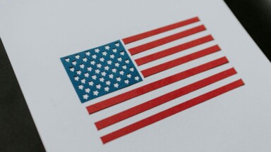 usa flagge auf weissem grund