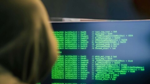 hacker vor computer