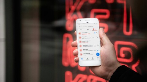 smartphone in hand, symbolisiert betr&uuml;gerische transaktionen