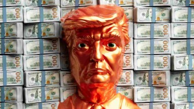 trump figur vor geld