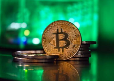 Bitcoin Münzen vor grünem Hintergrund