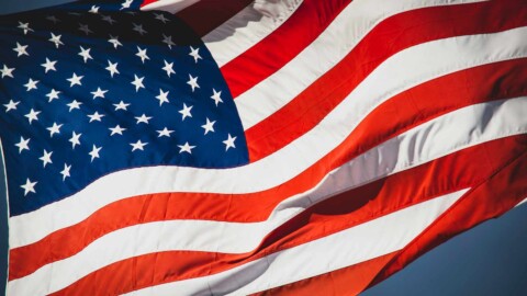 flagge der usa weht im wind
