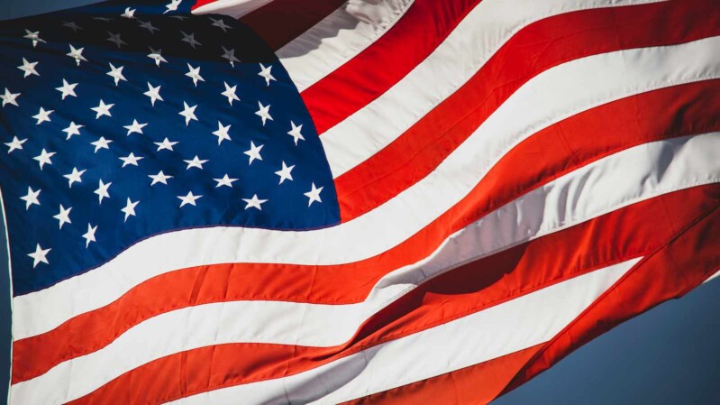 flagge der usa weht im wind