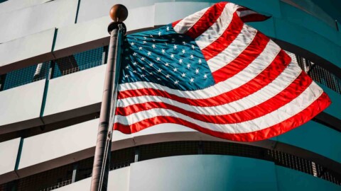 flagge der usa vor hausfassade