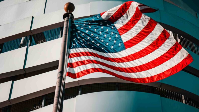 flagge der usa vor hausfassade