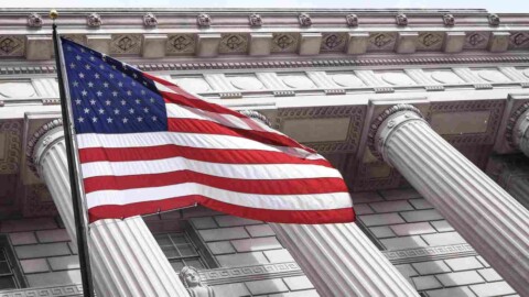 flagge der usa weht vor historischem gebäude