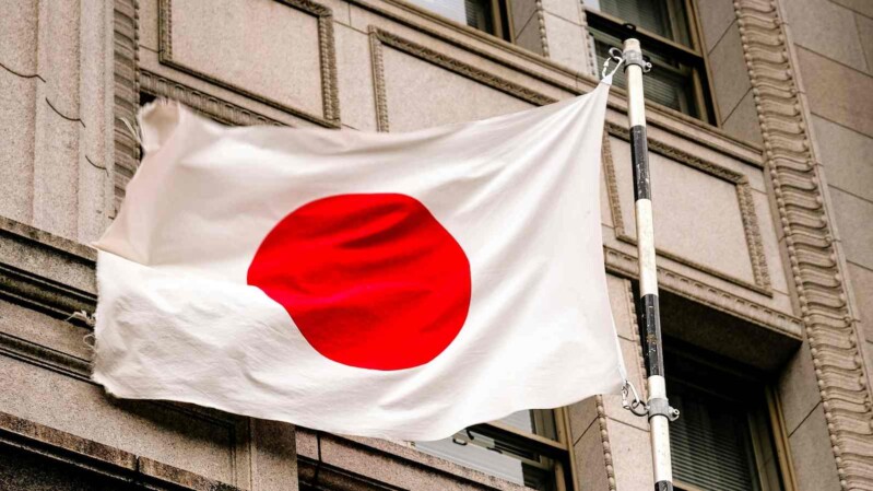 flagge japans weht vor hauswand