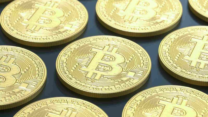 mehrere liegende bitcoin münzen
