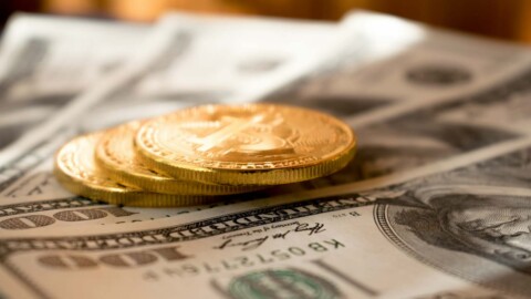 bitcoin münzen auf us-dollar-scheinen
