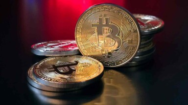 bitcoin münzen vor rotem hintergrund