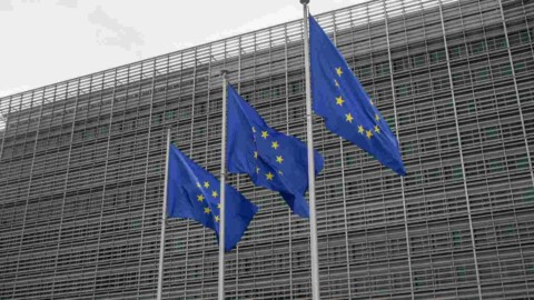 drei eu flaggen vor hausfassade