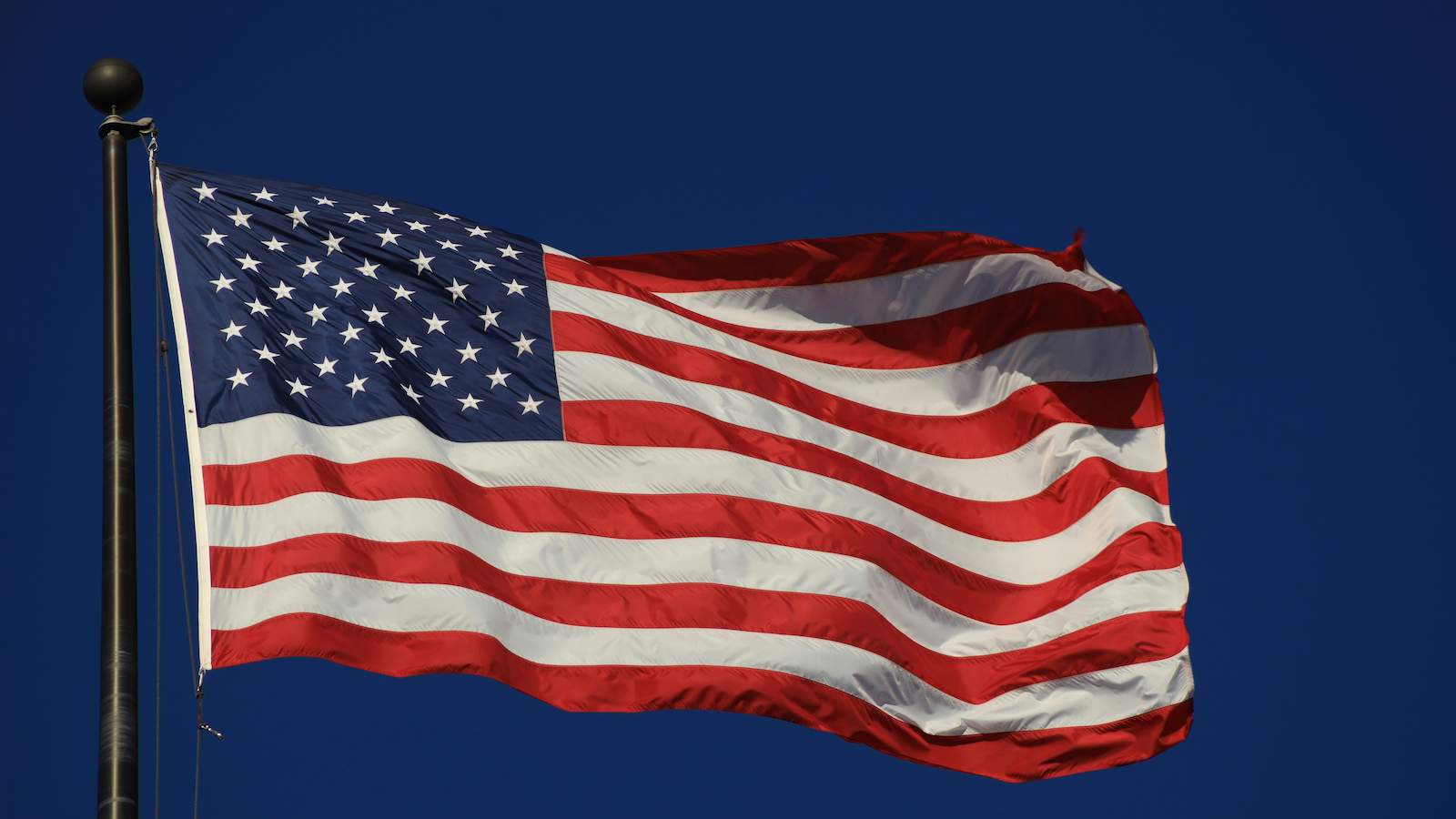 flagge der usa weht im wind