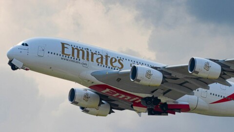 flugzeug der emirates vor wolken