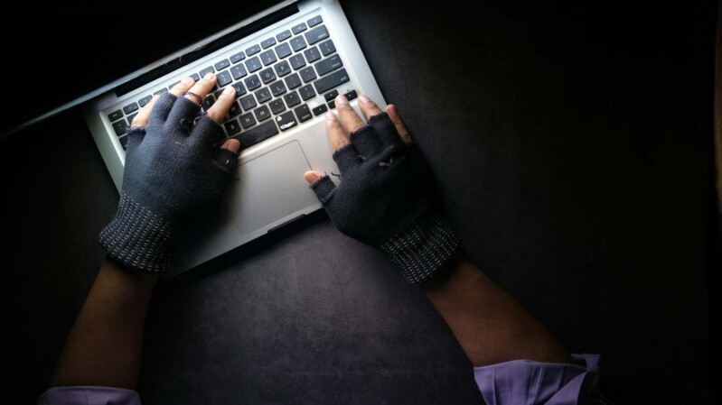 symbolbild hacker am laptop