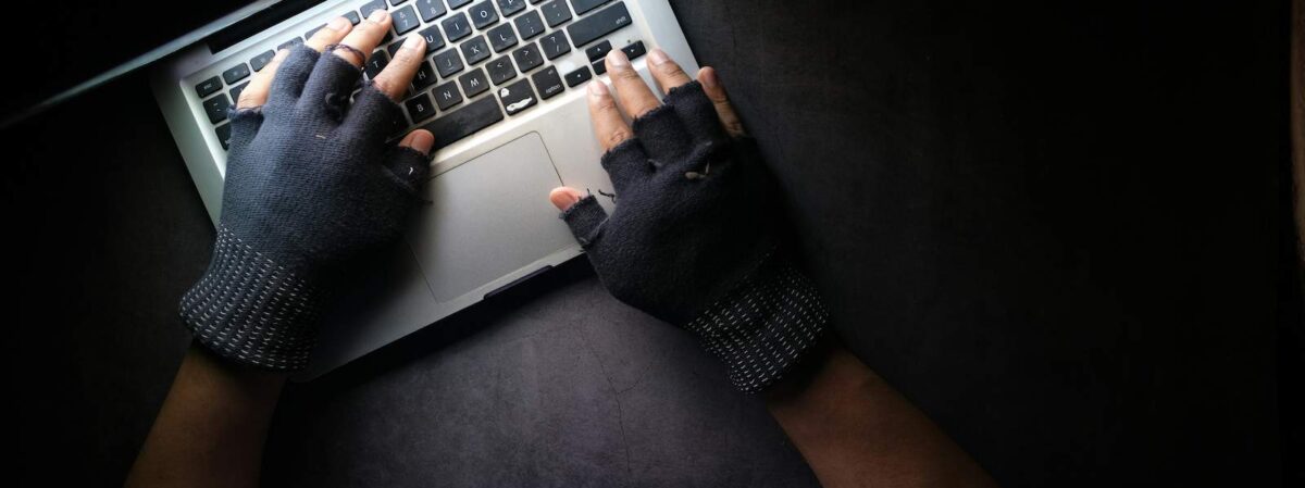 symbolbild hacker hände an einem laptop