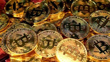 viele bitcoin-münzen auf einem haufen