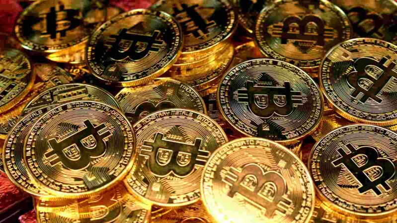 viele bitcoin-münzen auf einem haufen