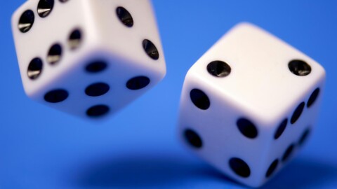 2 fallende Spielwürfel