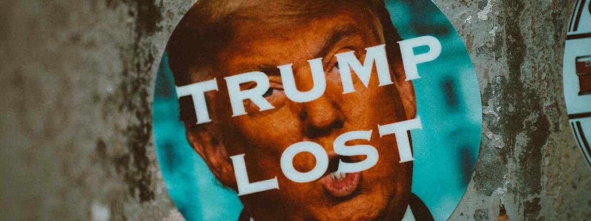 aufkleber mit der aufschrift trump lost klebt auf einem pfeiler