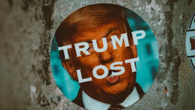 aufkleber mit der aufschrift trump lost klebt auf einem pfeiler
