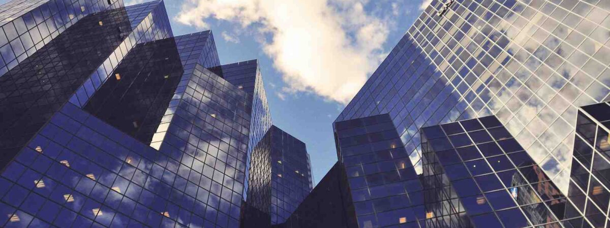 curtain wall building in montreal symbolbild für banken