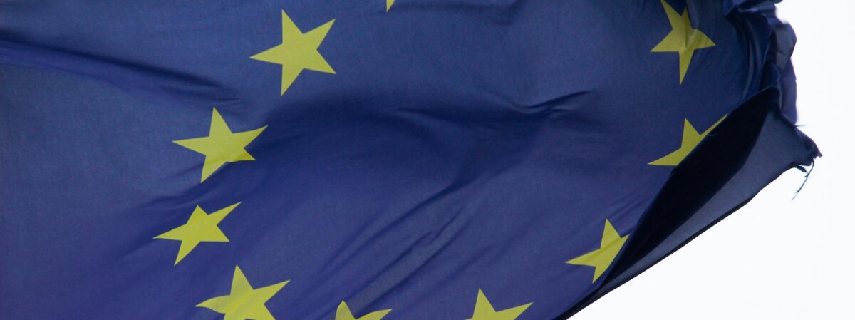 eu flagge weht im wind