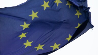 eu flagge weht im wind
