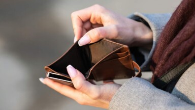 hände halten leere geldbörse