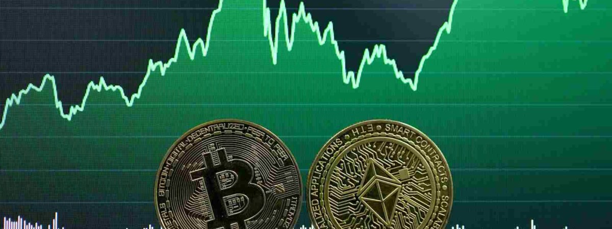bitcoin und ethereum münzen vor einer grünen kursgrafik