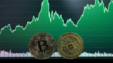 bitcoin und ethereum münzen vor einer grünen kursgrafik