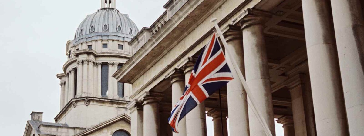 britische flagge vor historischen gebäuden