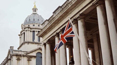 britische flagge vor historischen gebäuden