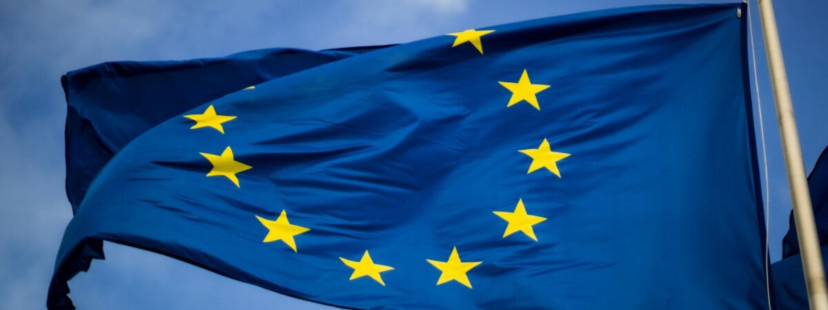 flagge der eu weht im wind