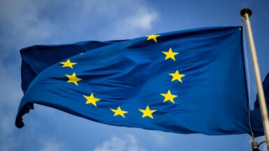 flagge der eu weht im wind