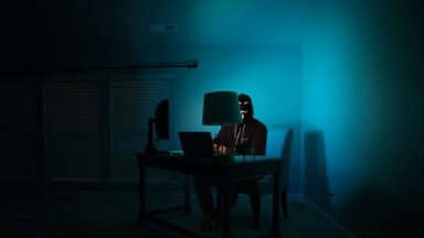 hacker sitzt am computer symbolbild