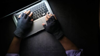 hände auf computertastatur symbolbild hacker