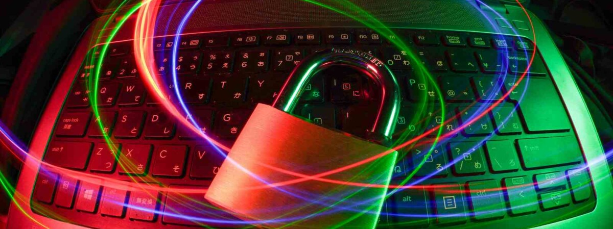 vorhängeschloss liegt auf computertastatur symbolbild hack