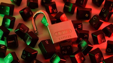 vorhängeschloss liegt auf tasten einer computertastatur
