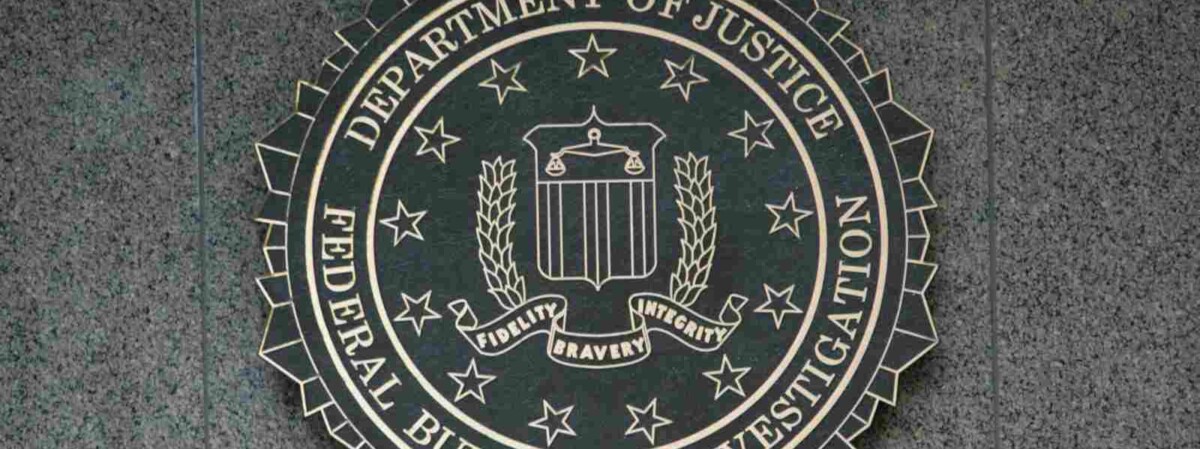 wappen des fbi an einer hauswand