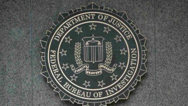 wappen des fbi an einer hauswand