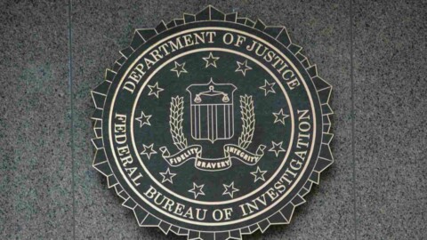 wappen des fbi an einer hauswand