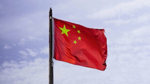 chinesische flagge am mast weht im wind