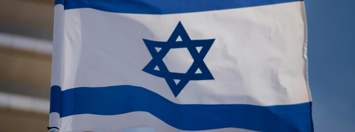 flagge israels weht im wind