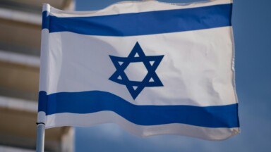 flagge israels weht im wind